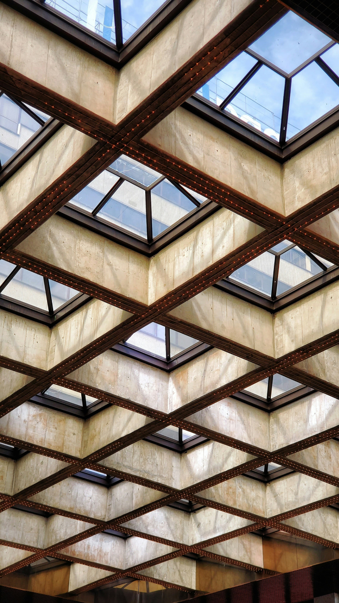 Verrière géométrique en béton, acier et verre vue d'en dessous.